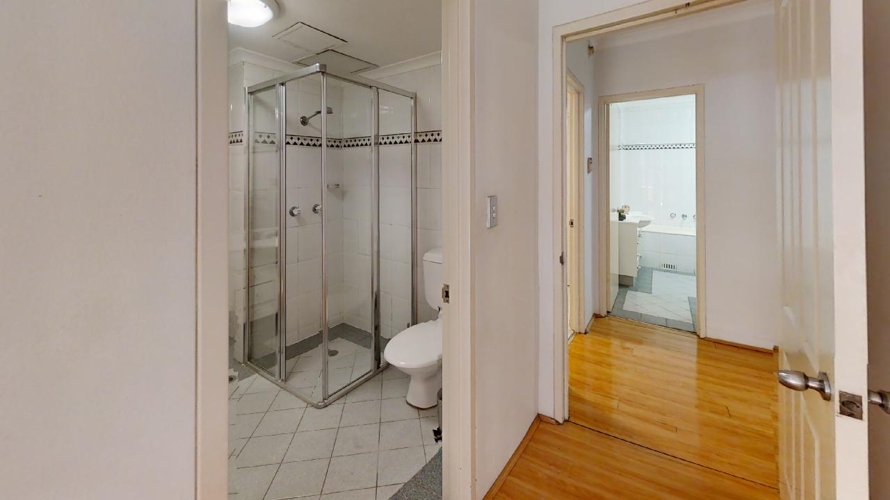 32-26-Wattle-Crescent-Pyrmont-2009-Master-Bathroom(1)